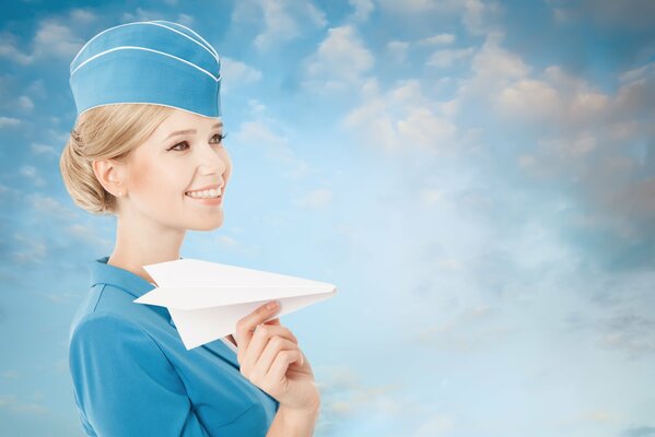 Stewardess Mädchen mit Papierflugzeug