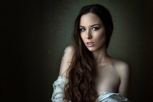 Portrait de la brune Maria du photographe Georgy Chernyadiev