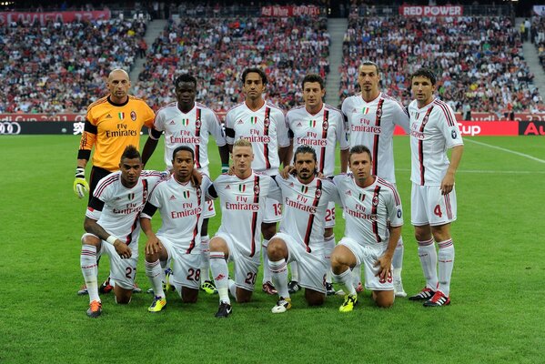 El equipo de fútbol se retira en el campo del estadio