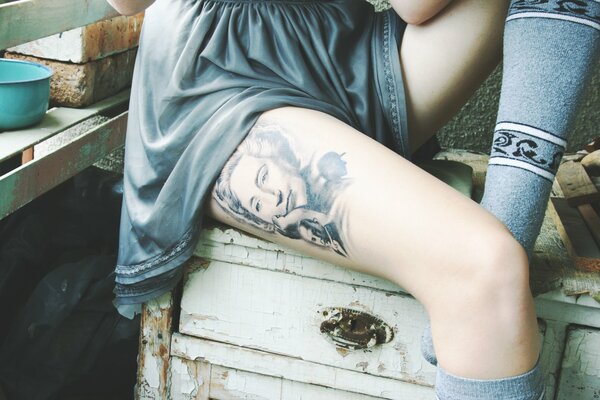 Tatuajes brillantes en los pies