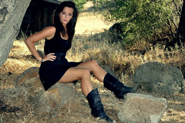 Sesión de fotos de una chica con ojos azules en la naturaleza