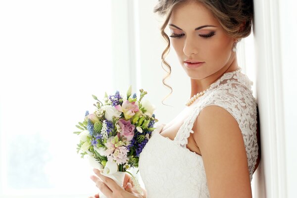 Portrait de la mariée avec bouquet de mariage