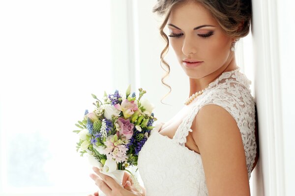 Ritratto della sposa con bouquet da sposa