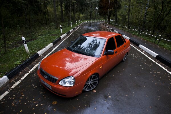 Orange Lada Priora sur la route