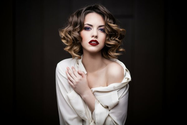 Chica modelo con maquillaje brillante en una camisa