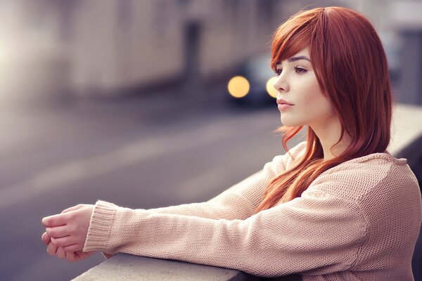 Rousse fille regarde au loin sur la route