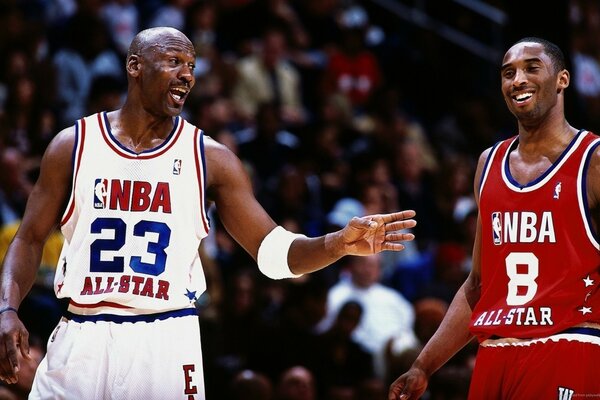 Kobe Bryant y Michael Jordan durante el partido