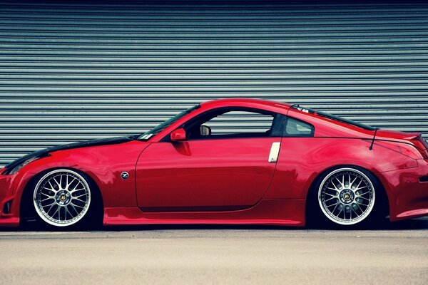 The tuning of the red Nissan is always impeccable