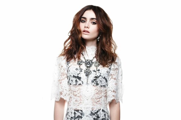 Lily Collins en vestido de encaje y lencería negra