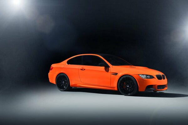 El BMW naranja se destaca en el resplandor