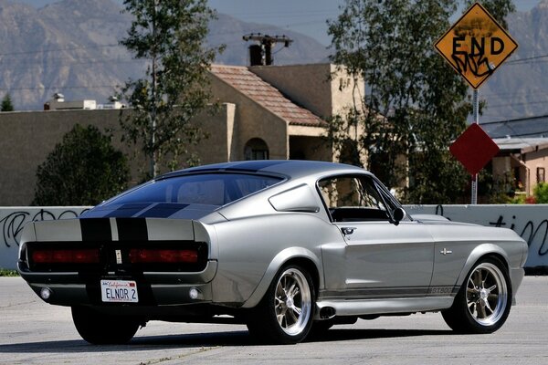 Srebrny Ford Mustang Widok Z Tyłu