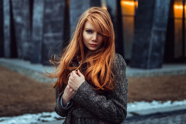 Tonya aux cheveux roux. toile de fond. prise de vue