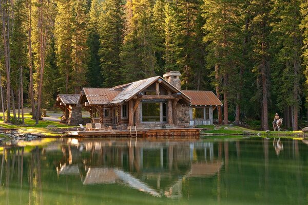 Casa vicino al lago nella foresta
