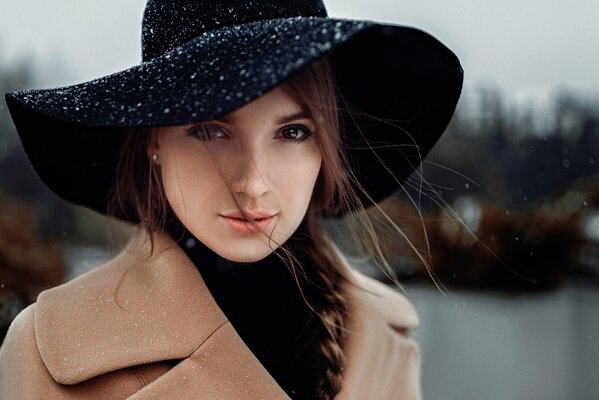 Retrato de Anna en un sombrero negro con rizos rizados