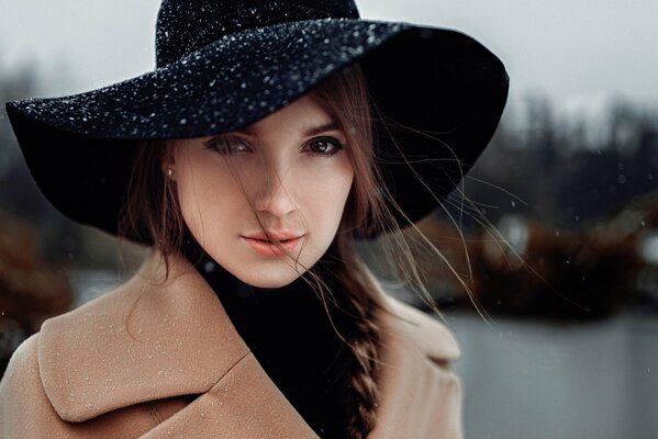 Portrait d Anna au chapeau noir avec des boucles frisées