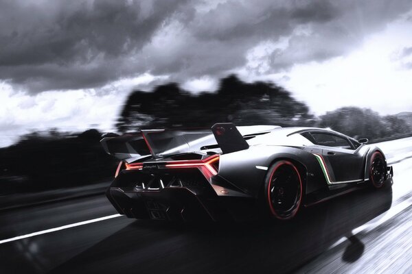 Supercar sombre en mouvement