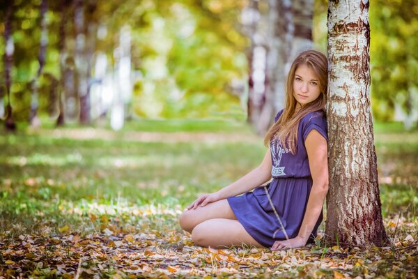 Nastya s autumn photo shoot with a tree