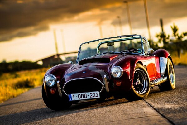 Retro-Shelby-Auto auf der Straße