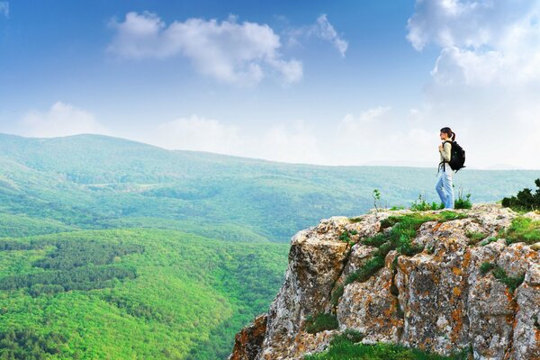 Fille sur le flanc de la montagne