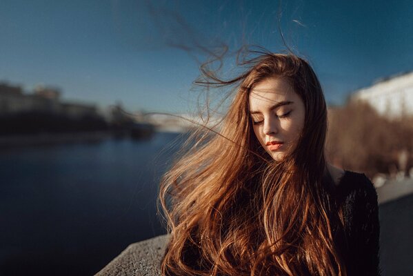 Chica en la naturaleza con el pelo volador