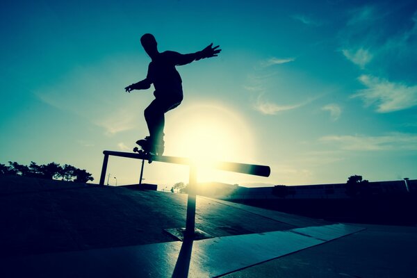 Patinador realiza trucos contra el sol