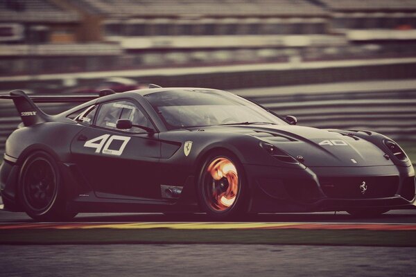 Czarny samochód Ferrari na drodze