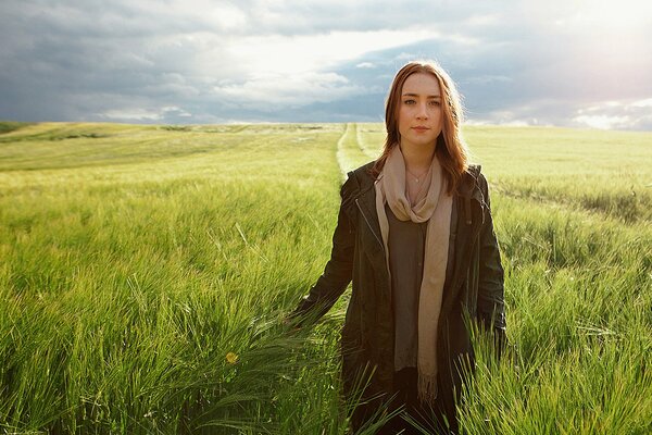 Irlanda. Saoirse Ronan en el campo