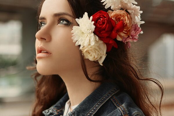 Piękna dziewczyna pozuje do zdjęcia z kwiatami w głowie