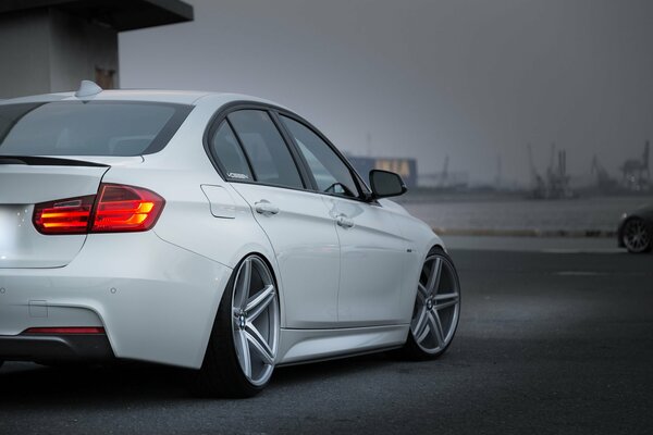 BMW fährt im Nachtnebel ab