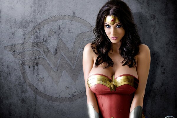 Alice Goodwin cosplay en la imagen de la mujer Maravilla