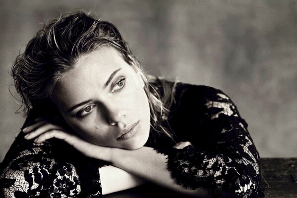 Scarlett Johansson con uno sguardo triste