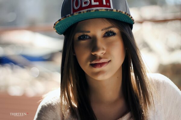 Foto de una chica con gorra azul