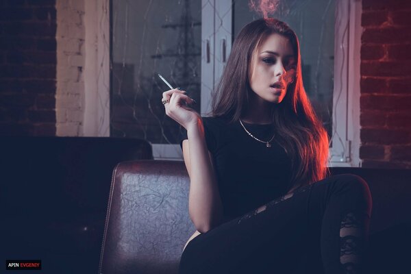 Фотография девушки с сигаретой, знаменитого фотографа Евгения Апин