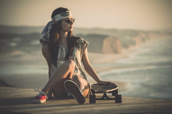 Viaggi . ragazza sullo skateboard Africa