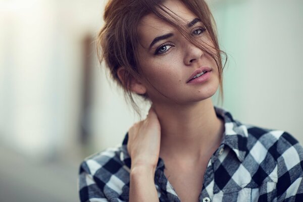 Ragazza alla moda in camicia a quadri