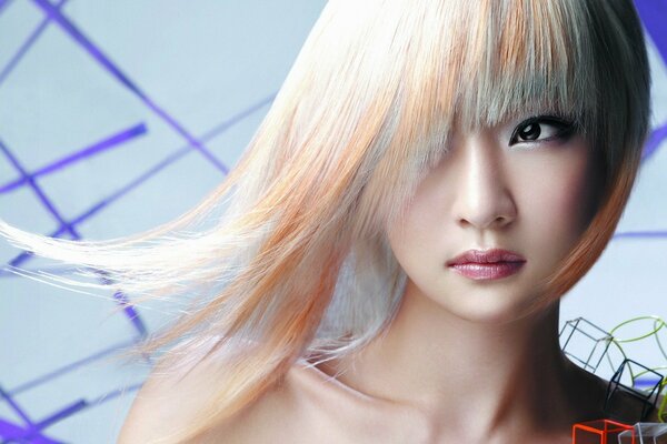 Maigre blonde asiatique avec un maquillage léger