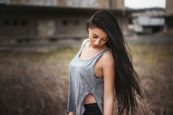 Fille douce et froide avec de longs cheveux