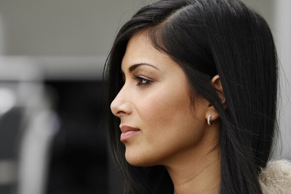 Nicole Scherzinger Mira hacia otro lado