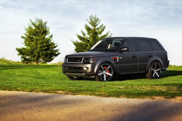 Range Rover se calienta en el césped