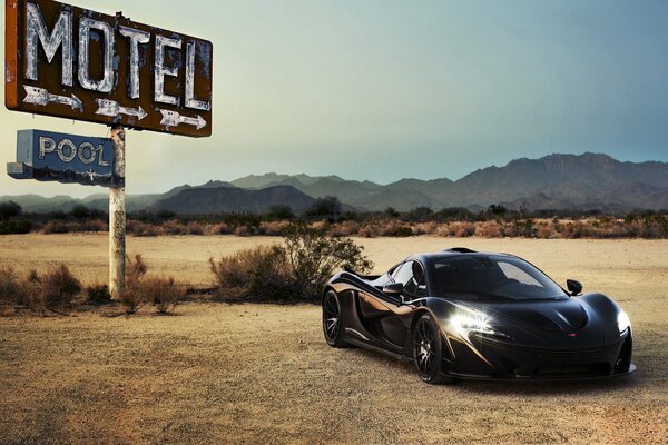 Luce dei fari della supercar nel deserto