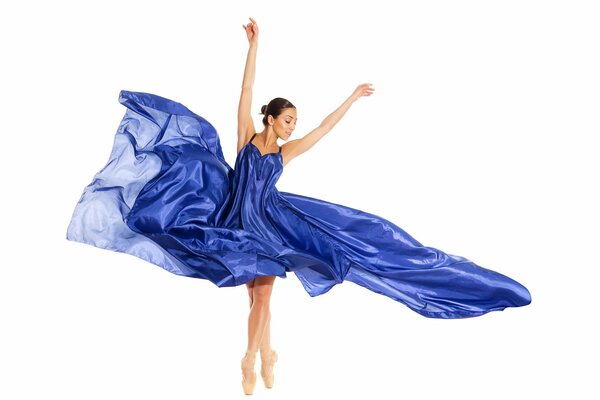 Fille en robe bleue danse