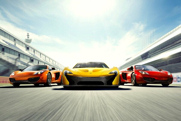 Tres McLaren naranja amarillo y rojo