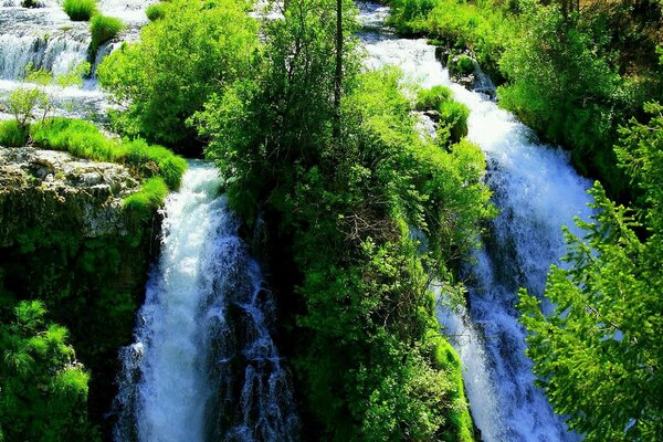 Schöner kleiner Wasserfall im Wald