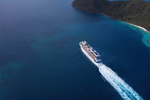 Passagierschiff schwimmt im Wind