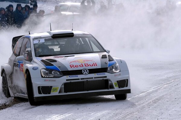 Rallye im Schnee eines weißen Autos