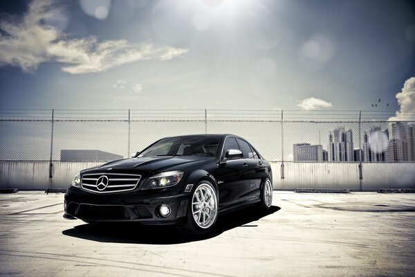 Mercedes nera su sfondo chiaro