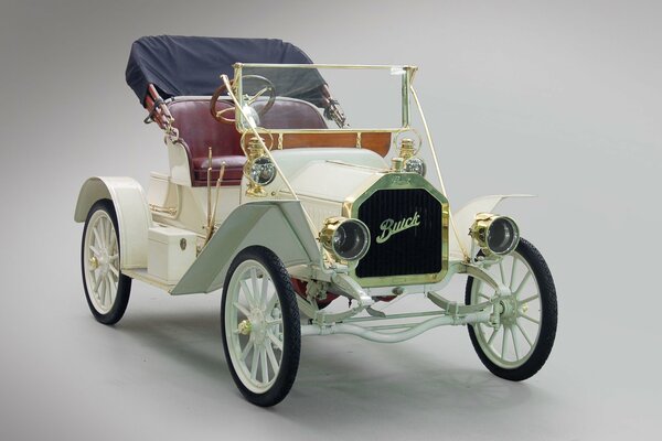 Weißes Retro-Cabrio aus Baujahr 1908 ja