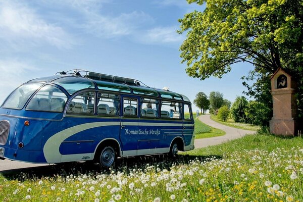 Bus bleu debout sur le bord de la route