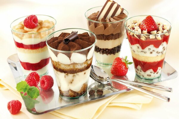 Strawberry and chocolate ice cream in glasses