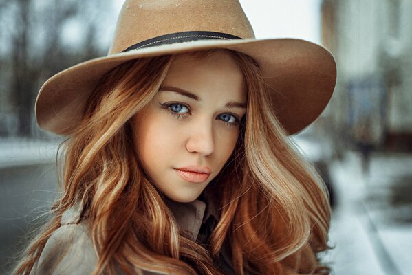 Chica atractiva con el pelo de oro